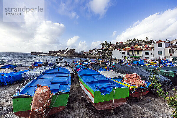 Boote liegen im Hafen von Camara De Lobos  Funchal  Madeira  Portugal
