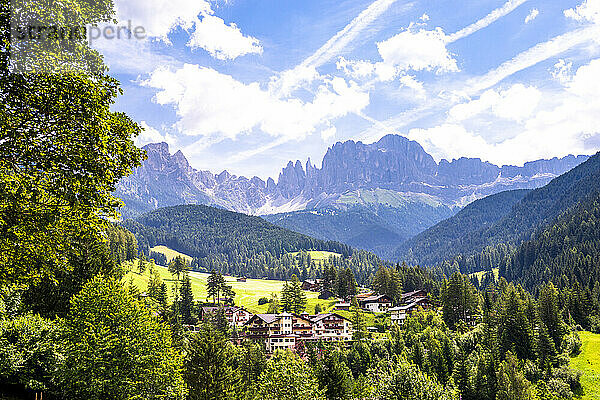 Italien  Südtirol  Saint Cyprian  Bergdorf im Fassatal im Sommer