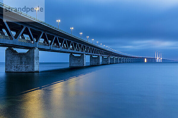 Langzeitbelichtung der Öresundbrücke in der Abenddämmerung