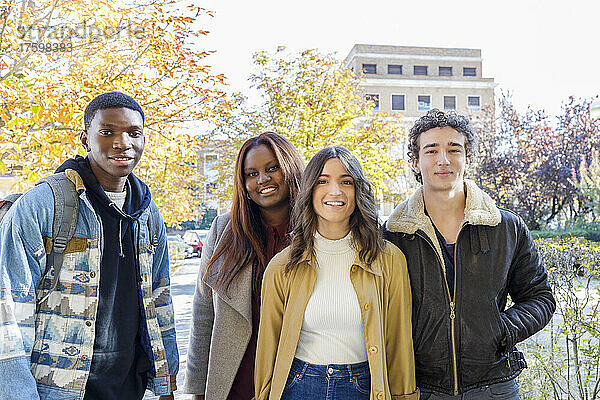 Lächelnde Studenten auf dem Campus