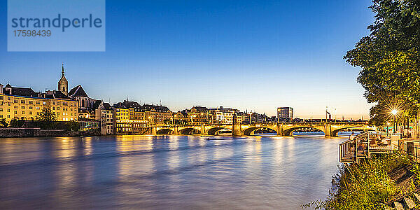 Schweiz  Basel-Stadt  Basel  Langzeitbelichtung des Rheins in der Abenddämmerung mit Mittelbrücke im Hintergrund