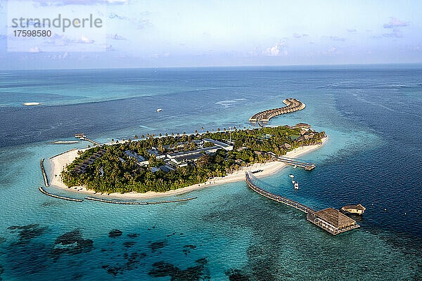 Malediven  Lhaviyani Atoll  Helikopteransicht des Touristenresorts auf der Insel Hurawalhi