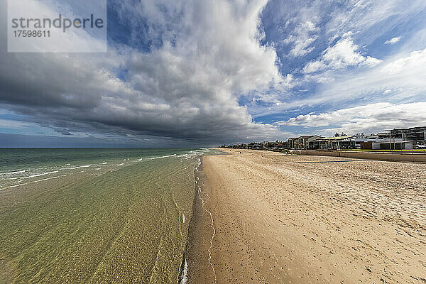 Australien  Südaustralien  Adelaide  Wolken über dem leeren Henley Beach