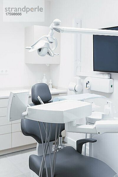 Leerer Zahnarztstuhl im modernen Arztzimmer