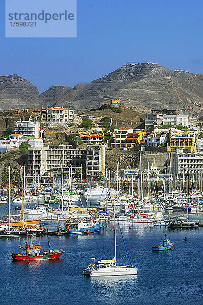 Kap Verde  Sao Vicente  Mindelo  überfüllter Hafen der Küstenstadt