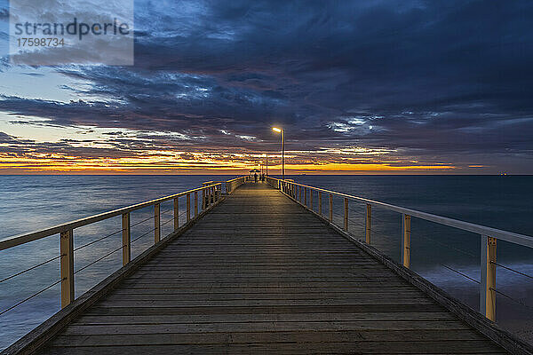 Australien  Südaustralien  Adelaide  Langzeitbelichtung des Henley Beach Jetty bei bewölktem Sonnenuntergang