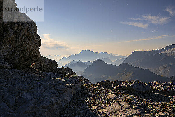 Idyllischer Blick auf die Dolomiten und den Sass Pordoi  Trentino-Südtirol  Italien