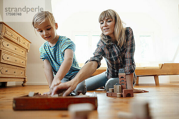 Mutter und Sohn spielen zu Hause Bauklötze