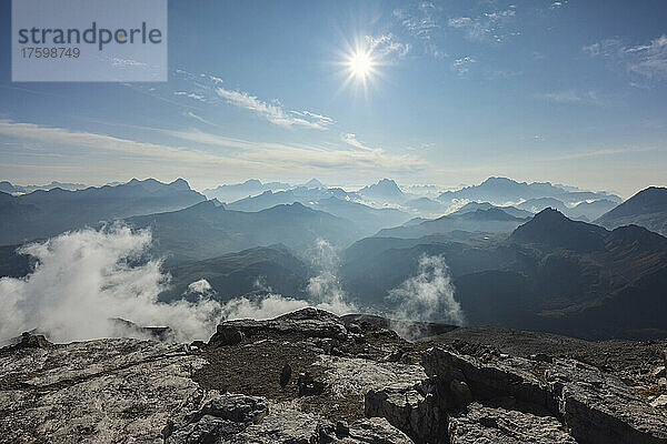 Malerische Aussicht auf die Dolomiten vom Piz Boe an einem sonnigen Tag  Trentino-Südtirol  Italien