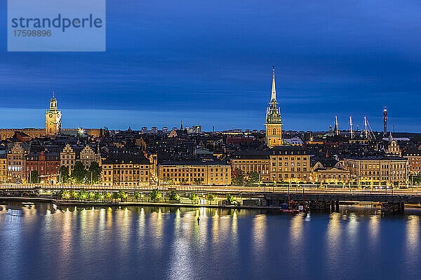 Schweden  Bezirk Stockholm  Stockholm  Skyline von Riddarholmen in der blauen Abenddämmerung