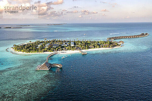 Malediven  Lhaviyani Atoll  Helikopteransicht des Touristenresorts auf der Insel Hurawalhi