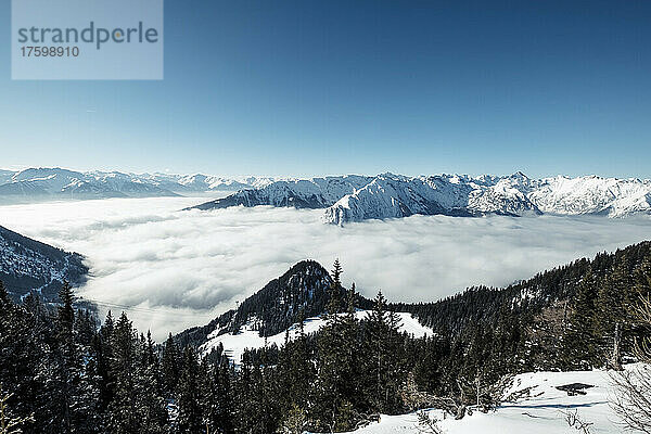 Rofangebirge mit dichtem Nebel über Achensee und Inntal