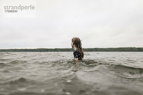 Mädchen mit langen braunen Haaren im See