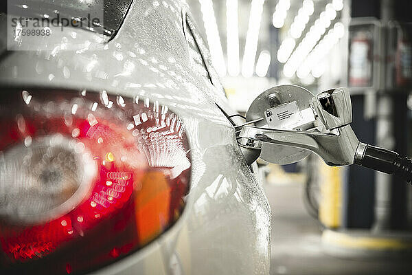 Betankung eines modernen wasserstoffbetriebenen Autos