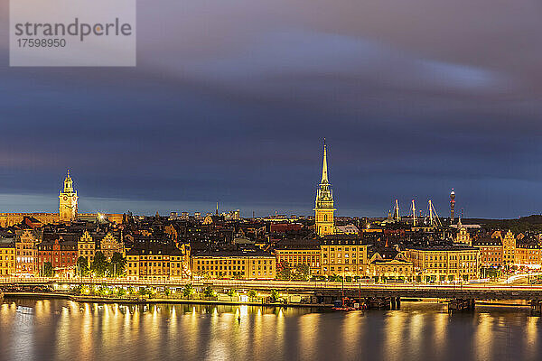 Schweden  Bezirk Stockholm  Stockholm  beleuchtete Skyline von Riddarholmen in der Abenddämmerung