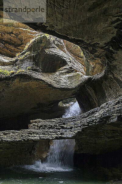 Unterirdischer Wasserfall Saltinsky  Dagestan  Russland