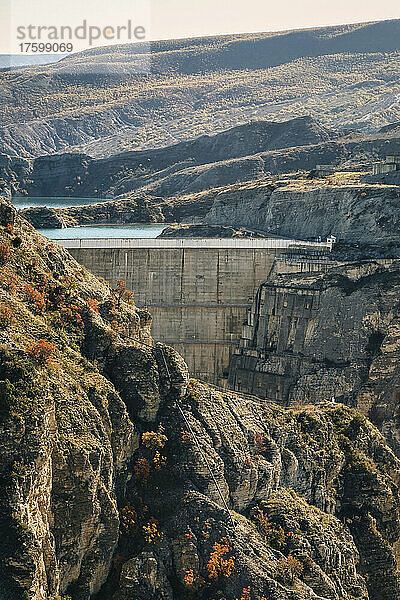Wasserkraftwerk am Berg in Russland