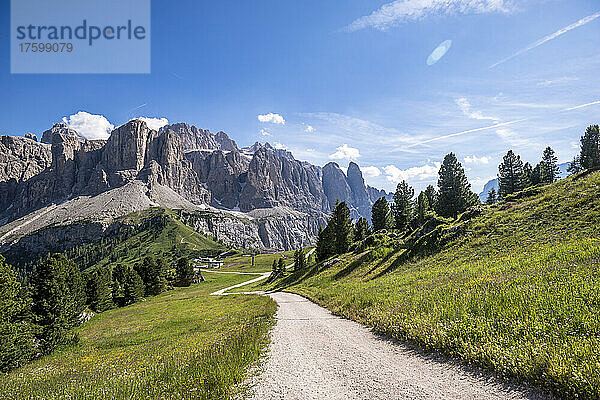 Italien  Südtirol  unbefestigte Straße am Grödner Joch mit der Sellagruppe im Hintergrund