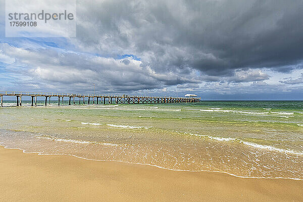 Australien  Südaustralien  Adelaide  Wolken über Henley Beach und Steg