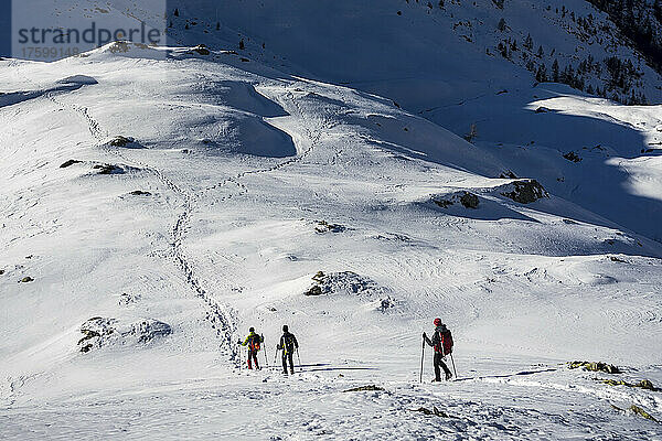 Skibergsteiger steigen vom schneebedeckten Berg in den Orobischen Alpen im Veltlin  Italien  ab