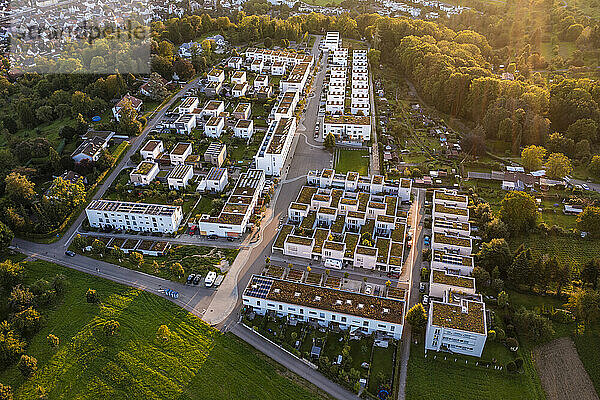 Deutschland  Baden-Württemberg  Esslingen am Neckar  Luftaufnahme des Neubaugebiets Sonnensiedlung Egert in der Abenddämmerung