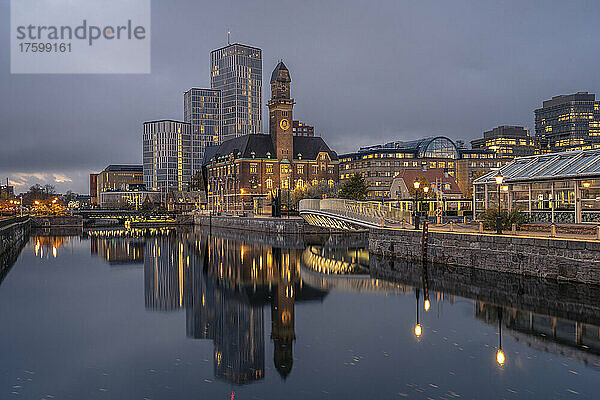 Schweden  Skane County  Malmö  Stadtkanal in der Abenddämmerung mit der World Maritime University und Hotels im Hintergrund