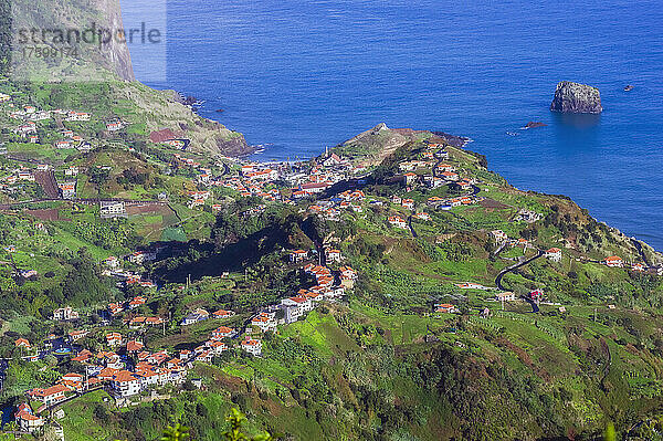 Blick auf das Dorf auf der Insel Madeira