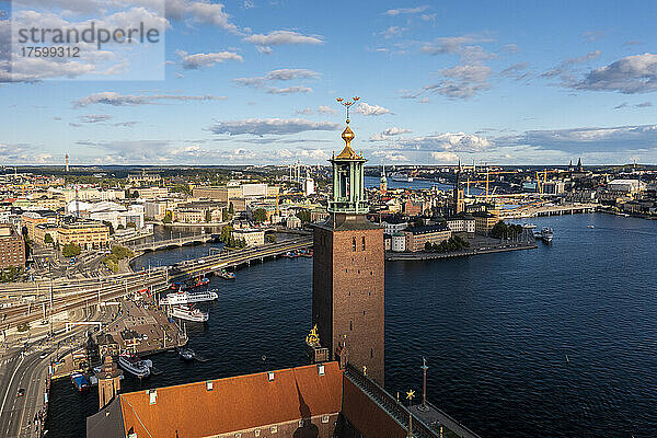 Schweden  Bezirk Stockholm  Stockholm  Luftaufnahme des Glockenturms des Stockholmer Rathauses