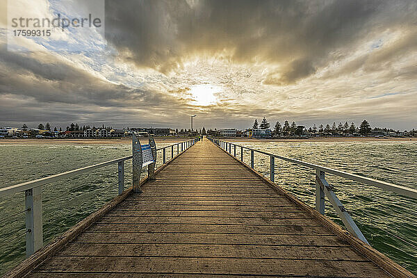 Australien  Südaustralien  Adelaide  Henley Beach Jetty bei bewölktem Sonnenuntergang