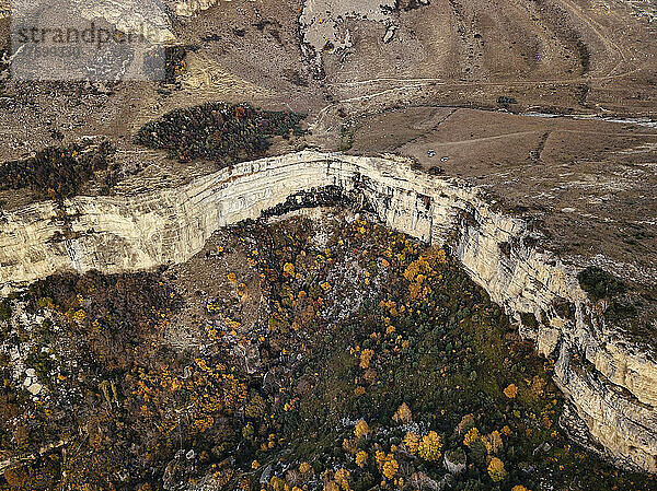 Luftaufnahme der Berglandschaft im Herbst mit steiler Klippe in der Mitte