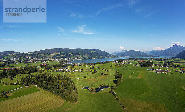 Golfplatz in der Nähe des Mondsees unter blauem Himmel an einem sonnigen Tag  Salzkammergut  Oberösterreich  Österreich