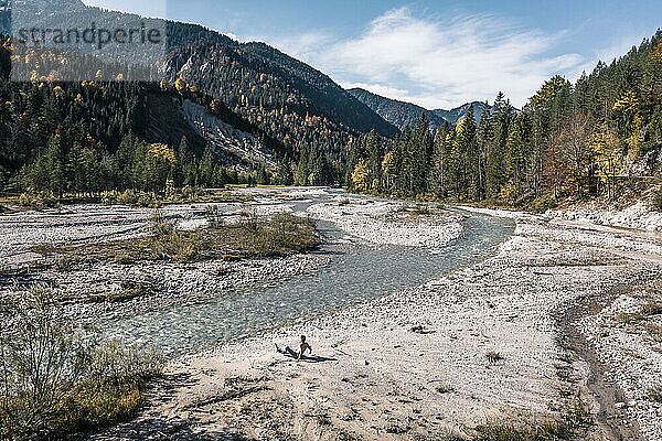 Mann sitzt am Fluss Rissbach  Hinterriss  Tirol  Österreich