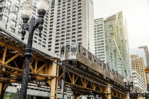 Blick auf die Loop-Hochbahn und den Wolkenkratzer in Chicago  USA