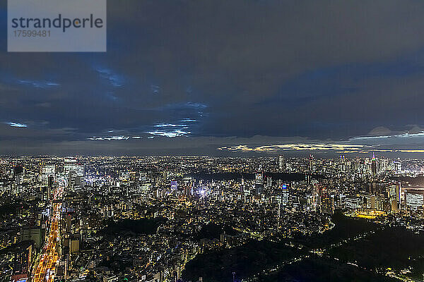 Japan  Kanto-Region  Tokio  bewölkter Himmel über der beleuchteten Innenstadt bei Nacht