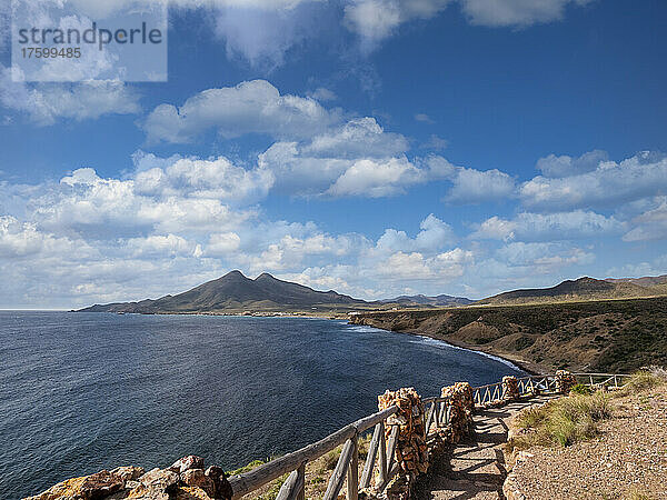 Spanien  Provinz Almeria  Isleta del Moro  Küstenwanderweg in Cabo de Gata mit Bergen im Hintergrund