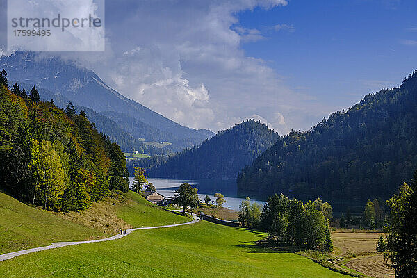 Österreich  Tirol  Tal im Kaisergebirge mit Hintersteiner See im Hintergrund