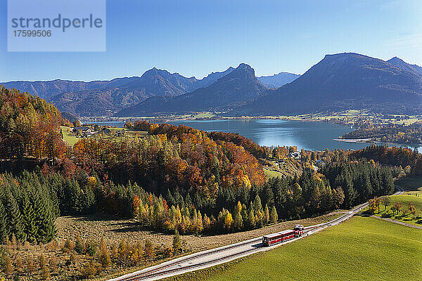 Österreich  Salzburg  Drohnenansicht der Schafbergbahn im Herbst mit dem Wolfgangsee im Hintergrund