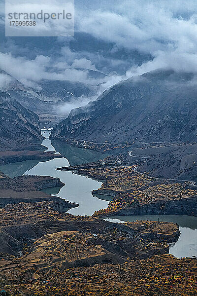 Russland  Dagestan  Gunib  niedrige Wolken über dem Bergreservoir im Herbst