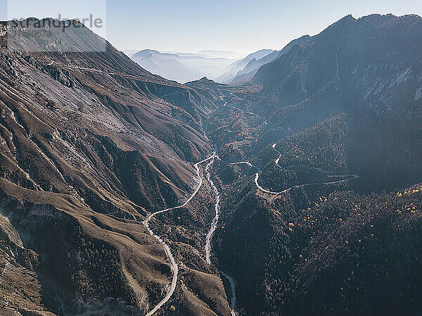 Ruhiges Tal inmitten der Berge des Kaukasus  Nordkaukasus  Dagestan  Russland