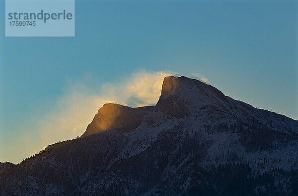 Gipfel des Schafbergs im nebligen Morgengrauen