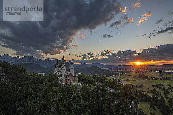 Deutschland  Bayern  Schwangau  Wolken über Schloss Neuschwanstein bei Sonnenuntergang