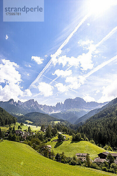 Italien  Südtirol  Saint Cyprian  Bergdorf im Fassatal im Sommer