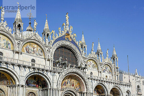 Italien  Venetien  Venedig  reich verzierte Fassade der Markusbasilika