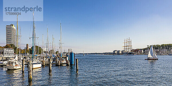 Deutschland  Schleswig-Holstein  Lübeck  Yachten vor Anker im Yachthafen von Travemünde