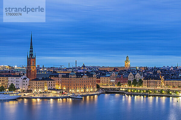 Schweden  Stockholms län  Stockholm  Skyline von Riddarholmen in der blauen Abenddämmerung