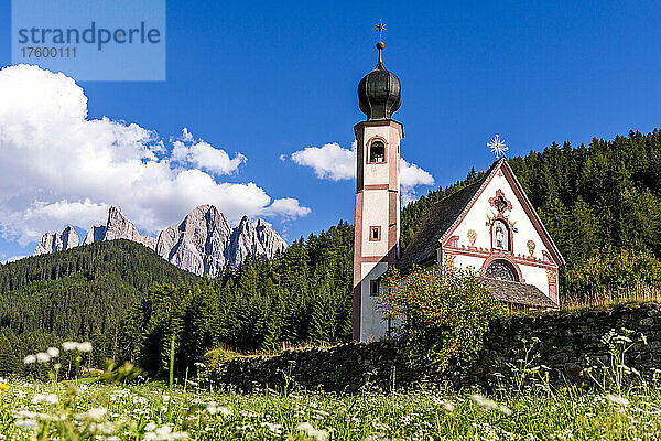 Italien  Südtirol  Kirche St. Johannes im Villnostal im Sommer
