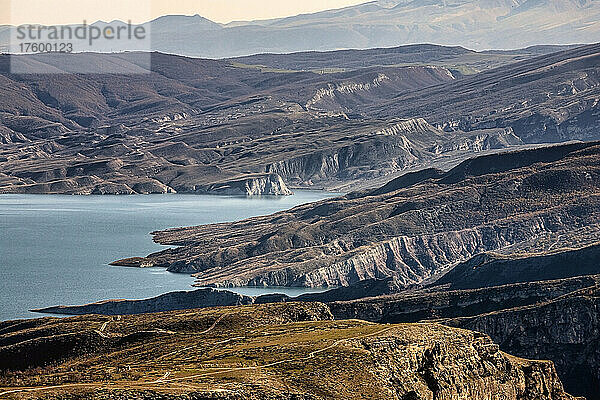 Malerische Aussicht auf den Chirkey-Stausee an den Bergen  Dagestan  Russland