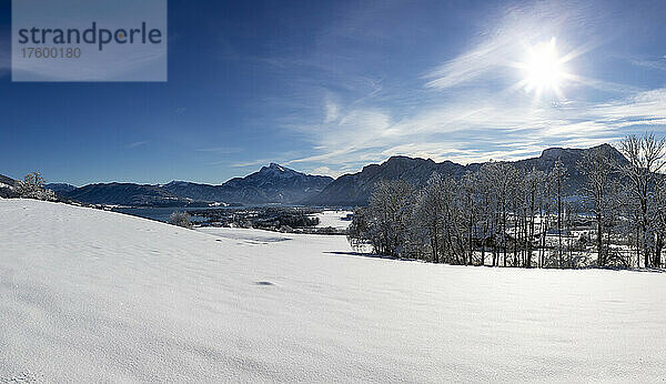 Österreich  Oberösterreich  Mondsee  verschneite Landschaft des Salzkammerguts mit Schafberg und Drachenwand im Hintergrund