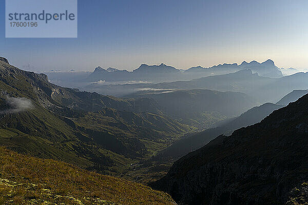 Malerischer Blick auf die Dolomiten bei Sonnenaufgang  Trentino-Südtirol  Italien