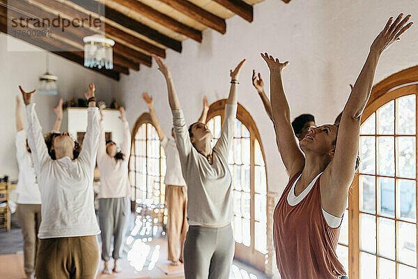 Yogalehrer bringt den Schülern im Unterricht Übungen bei